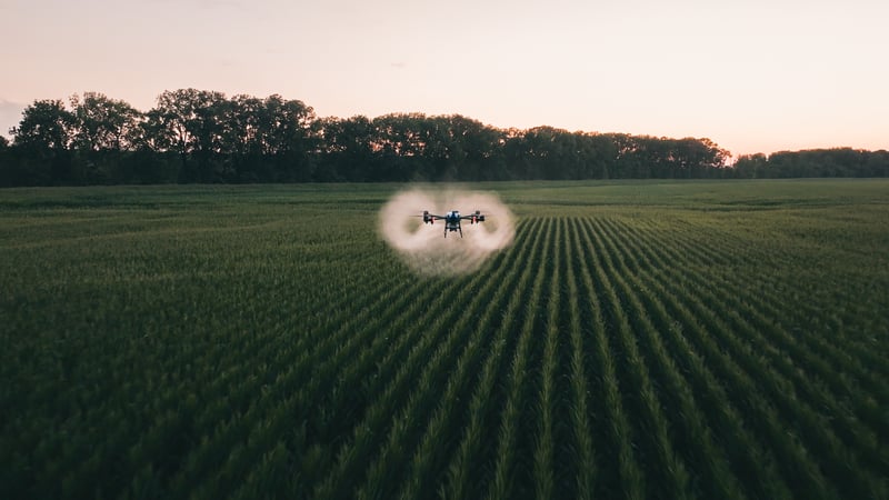 Dron EAVision realizando fumigación agrícola