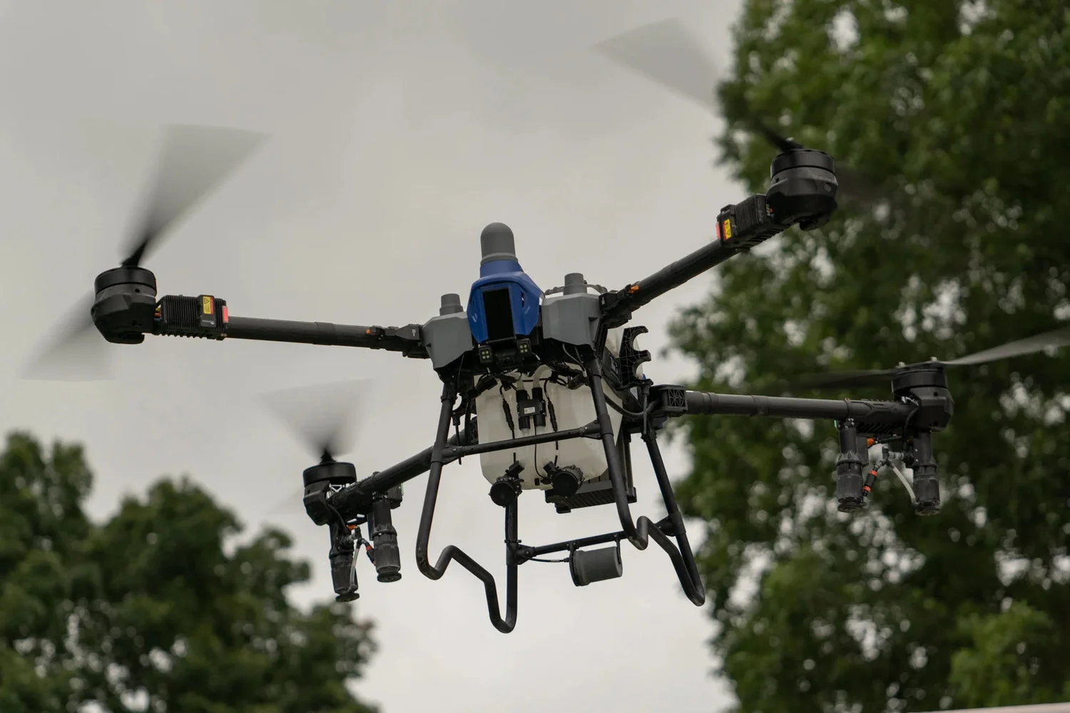 Dron agrícola EAVision EA-J150 operando en cultivos extensivos